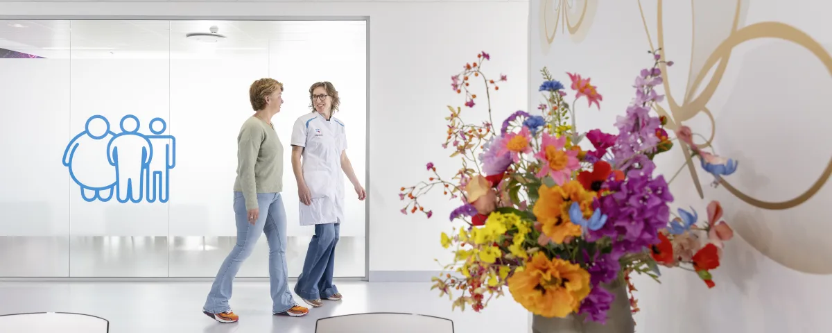 Patiënt en behandelaar lopend bij Vitalys